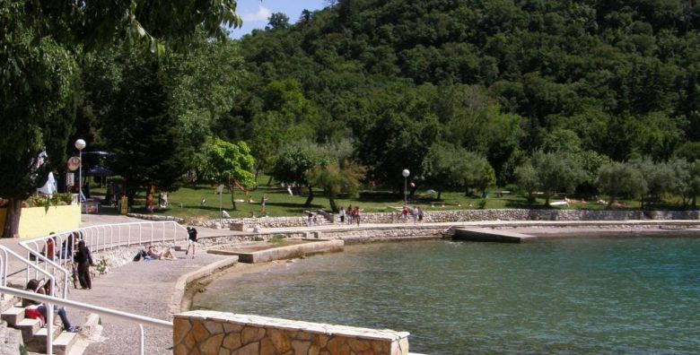 Hoteli Omisalj  Depandansa Primorka  Ljeto na Krku Omisalj otok Krk Hrvatska  328 EUR  3x nocenje u dvokrevetnoj sobi za 2 osobe 1 dijete do 7 99 godina besplatno  Polupansion buffet dorucak i buffet vecera s ukljucenim bezalkoholnim picem 