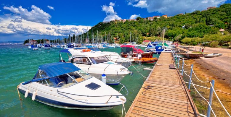 Hoteli Omisalj  Hotel Adriatic  Ljeto na Krku Omisalj otok Krk Hrvatska  766 EUR  7x nocenje u dvokrevetnoj sobi za 2 osobe 1 dijete do 7 99 godina besplatno  Polupansion buffet dorucak i buffet vecera s ukljucenim bezalkoholnim picem 