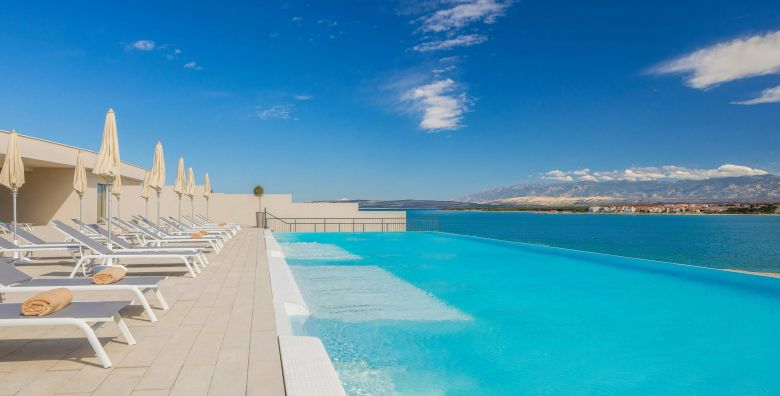 Aminess Style Camping Avalona Resort  First minute ljeto u kampu s 5 zvjezdica  Premium Holiday Home Povljana otok Pag Dalmacija Hrvatska  1 149 EUR  7x nocenje u Premium Holiday Home za do 6 osoba 4 odrasle osobe i 2 djece do 11 99 godina  Koristenje relax bazena i vodenog parka za djecu i odrasle