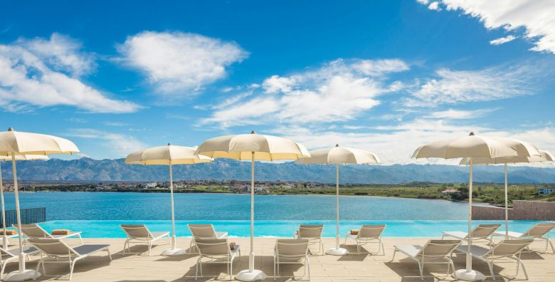 Aminess Style Camping Avalona Resort  First minute ljeto u kampu s 5 zvjezdica  Premium Holiday Home Povljana otok Pag Dalmacija Hrvatska  1 129 EUR  5x nocenje u Premium Holiday Home za do 6 osoba 4 odrasle osobe i 2 djece do 11 99 godina  Koristenje relax bazena i vodenog parka za djecu i odrasle