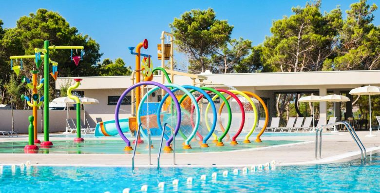 Aminess Style Camping Avalona Resort  First minute ljeto u kampu s 5 zvjezdica  Premium Holiday Home Povljana otok Pag Dalmacija Hrvatska  1 579 EUR  7x nocenje u Premium Holiday Home za do 6 osoba 4 odrasle osobe i 2 djece do 11 99 godina  Koristenje relax bazena i vodenog parka za djecu i odrasle