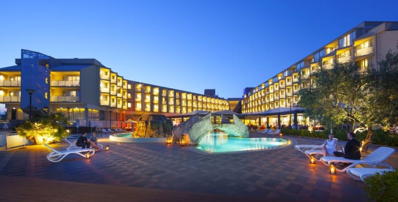 Aminess Vival Maestral Hotel  First minute proljece 1 svibanj i kraj ljeta za parove Novigrad Istra Hrvatska  315 €