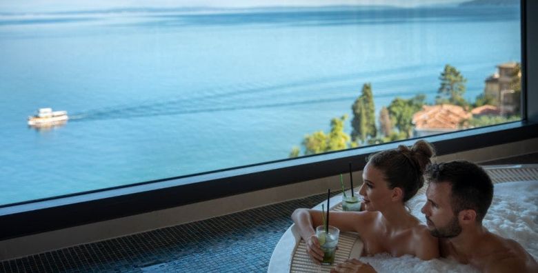 Grand Hotel Adriatic 3  Wellness vikend za vrijeme Adventa u Opatiji  Soba s pogledom na more i balkonom Opatija Hrvatska  319 EUR  2x nocenje u dvokrevetnoj sobi s pogledom na more i balkonom za 2 osobe Polupansion