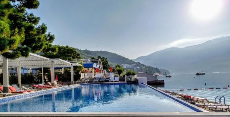 Carine Hotel Delfin  First minute all inclusive ljeto uz samo more Bijela Crna Gora  1 806 EUR  7x nocenje u dvokrevetnoj sobi s pogledom na planinu za 2 osobe All inclusive