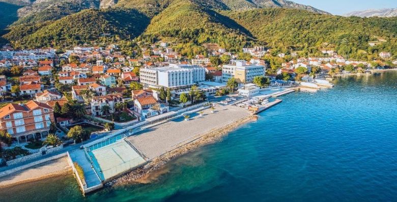 Carine Hotel Delfin  First minute all inclusive kraj ljeta Bijela Crna Gora  636 EUR  3x nocenje u dvokrevetnoj sobi s pogledom na planinu za 2 osobe All inclusive