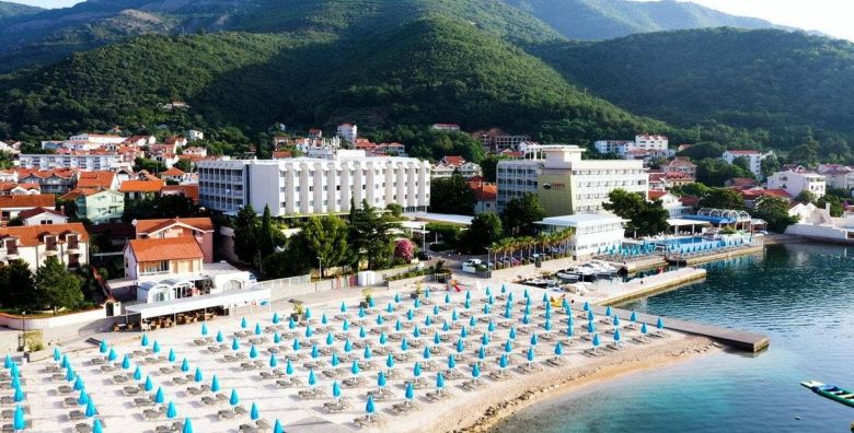 Carine Hotel Delfin  First minute all inclusive kraj ljeta Bijela Crna Gora  1 060 EUR  5x nocenje u dvokrevetnoj sobi s pogledom na planinu za 2 osobe All inclusive