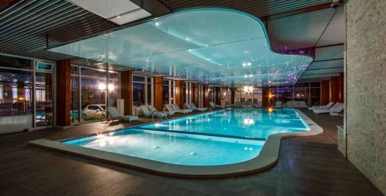 Carine Hotel Delfin  First minute all inclusive jesen uz more Bijela Crna Gora  112 EUR  1x nocenje u dvokrevetnoj sobi s pogledom na planinu za 2 osobe All inclusive