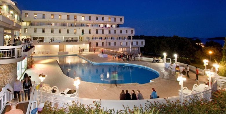 Hotel Delfin Plava Laguna  Ljeto u Porecu Porec Istra Hrvatska  919 EUR  7x nocenje u Economy dvokrevetnoj sobi s dodatnim lezajem za 2 osobe 1 dijete do 11 99 godina besplatno  Polupansion