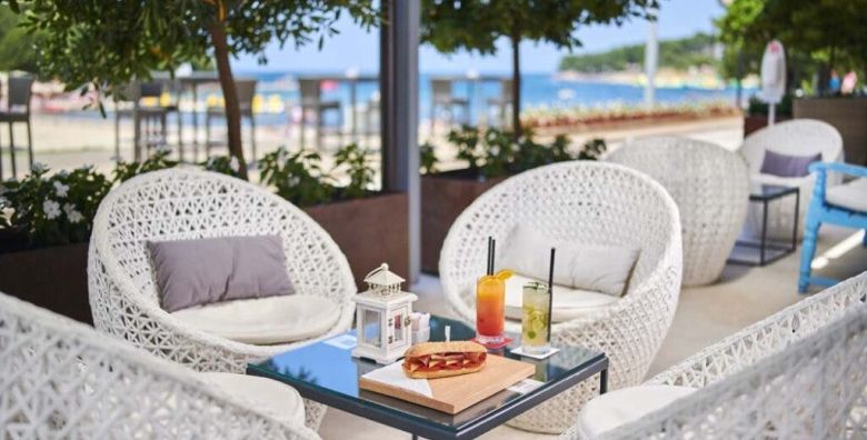 Hotel Delfin Plava Laguna  Ljeto u Porecu Porec Istra Hrvatska  575 EUR  5x nocenje u Economy dvokrevetnoj sobi s dodatnim lezajem za 2 osobe 1 dijete do 11 99 godina besplatno  Polupansion