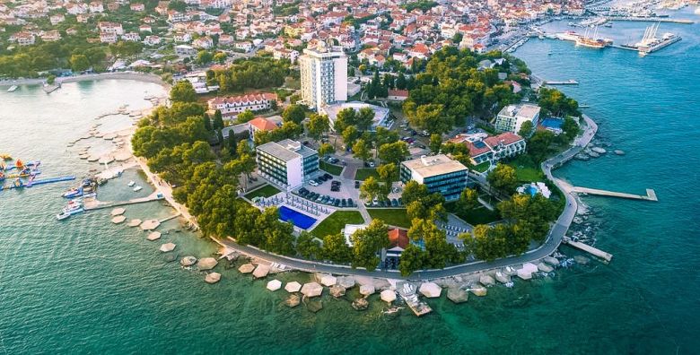 Hotel Punta Vodice  All inclusive light obiteljski odmor u Dalmaciji Vodice Dalmacija Hrvatska  208 EUR  2x nocenje u dvokrevetnoj Standard sobi s balkonom morska strana za 2 osobe 1 dijete do 11 99 godina i 2 dijete do 2 99 godina besplatno  All inclusive light