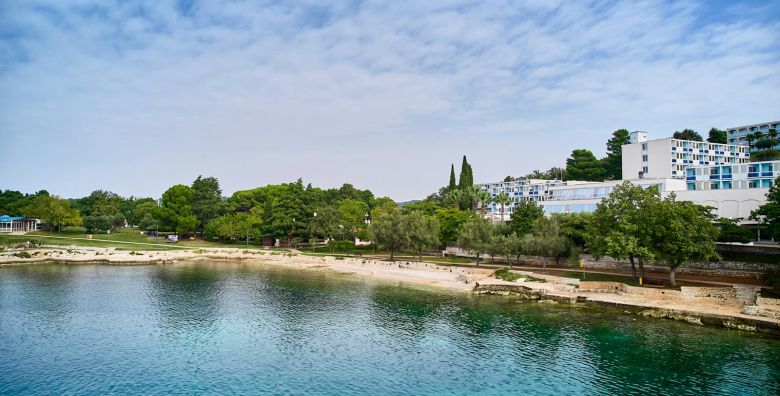 Hotel Istra Plava Laguna  First minute ljeto u Porecu Porec Istra Hrvatska  639 EUR  5x nocenje u Economy sobi s dodatnim lezajem za 2 osobe 1 dijete do 11 99 godina i 2 dijete do 4 99 godina besplatno  Polupansion