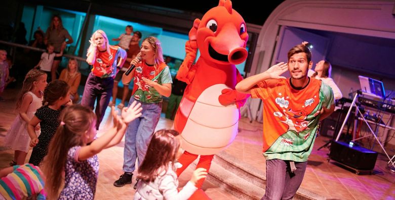 Hotel Istra Plava Laguna  First minute ljeto u Porecu Porec Istra Hrvatska  749 EUR  5x nocenje u Economy sobi s dodatnim lezajem za 2 osobe 1 dijete do 11 99 godina i 2 dijete do 4 99 godina besplatno  Polupansion