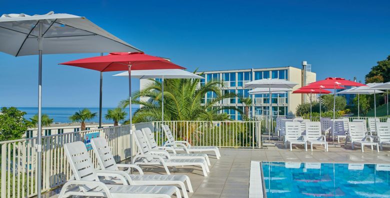 Hotel Istra Plava Laguna  First minute ljeto u Porecu Porec Istra Hrvatska  809 EUR  5x nocenje u Economy sobi s dodatnim lezajem za 2 osobe 1 dijete do 11 99 godina i 2 dijete do 4 99 godina besplatno  Polupansion