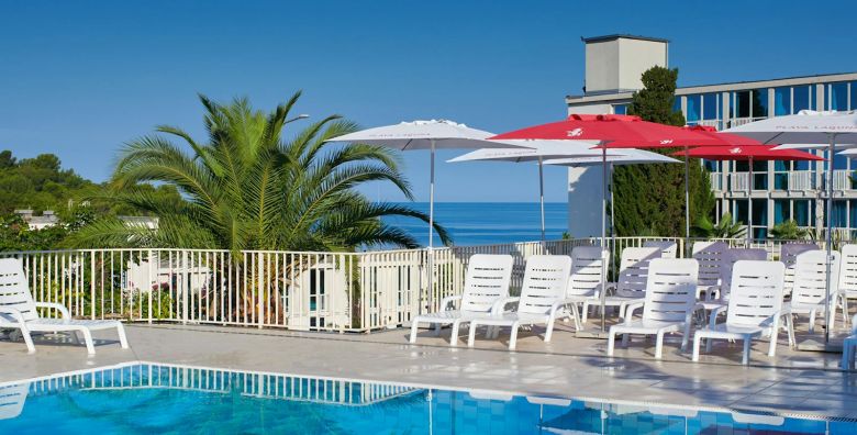 Hotel Istra Plava Laguna  First minute ljeto u Porecu Porec Istra Hrvatska  1 129 EUR  7x nocenje u Economy sobi s dodatnim lezajem za 2 osobe 1 dijete do 11 99 godina i 2 dijete do 4 99 godina besplatno  Polupansion