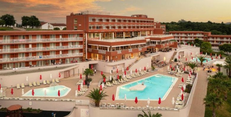 Hotel Albatros Plava Laguna  First minute all inclusive ljeto u Porecu Porec Istra Hrvatska  849 €