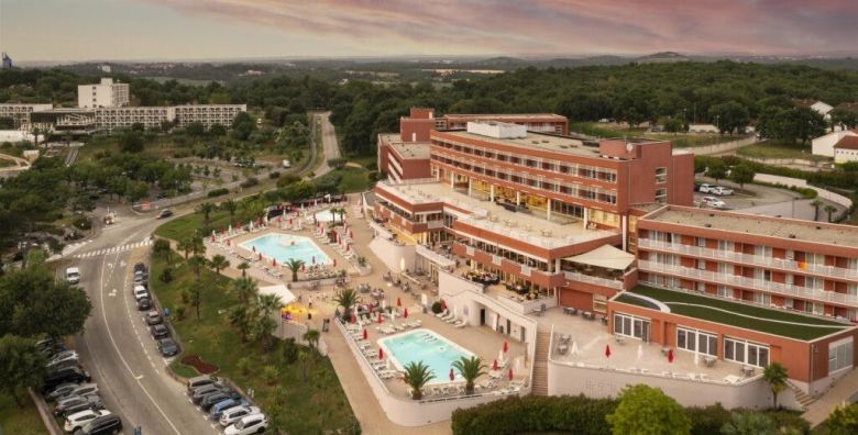 Hotel Albatros Plava Laguna  First minute all inclusive obiteljsko ljeto u Porecu Porec Istra Hrvatska  1589 €