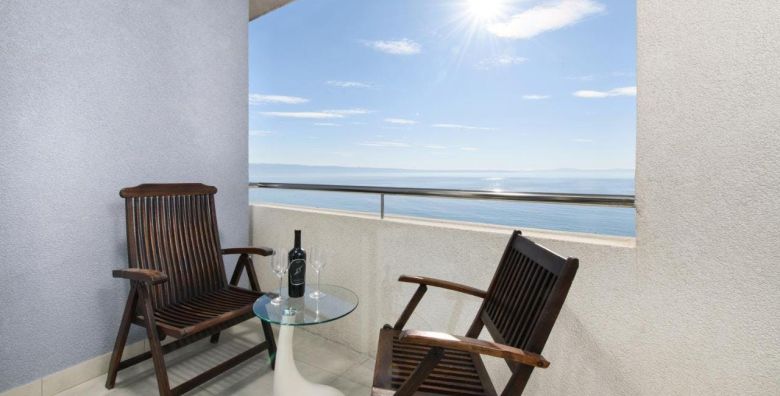 Hotel San Antonio  Odmor u Dalmaciji udvoje Podstrana Dalmacija Hrvatska  85 EUR  1x nocenje u dvokrevetnoj Deluxe sobi s balkonom i pogledom na more za 2 osobe Dorucak