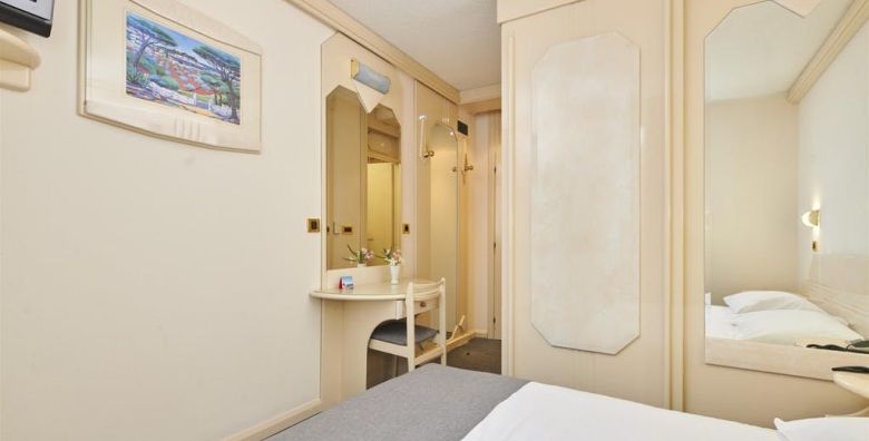 Hotel Gran Vista Plava Laguna  Ljeto u Porecu Porec Istra Hrvatska  669 EUR  5x nocenje u dvokrevetnoj Economy sobi s dodatnim lezajem za 2 osobe 1 dijete do 11 99 godina i 2 dijete do 4 99 godina besplatno  Polupansion i pice uz veceru