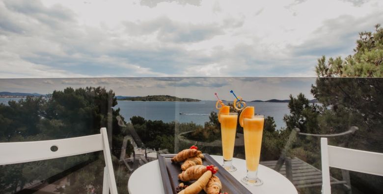 Villas Arausana  Antonina  First minute ljeto uz more Vodice Dalmacija Hrvatska  1 113 EUR  5x nocenje u dvokrevetnoj sobi s balkonom morska strana za 2 osobe 1 dijete do 11 99 godina i 2 dijete do 2 99 godina besplatno  Polupansion