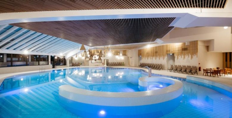 Hotel Ajda  Obiteljski odmor u Termama 3000 tijekom tjedna Moravske Toplice Slovenija  372 EUR  2x nocenje u Standard dvokrevetnoj sobi s pomocnim lezajem za 2 osobe 1 dijete do 5 99 godina i 1 dijete do 11 99 godina besplatno  Polupansion buffet dorucak i vecera 