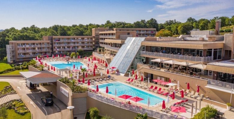 Hotel Molindrio Plava Laguna  First minute obiteljsko ljeto u Porecu Porec Istra Hrvatska  799 EUR  5x nocenje u Economy sobi za 2 osobe 1 dijete do 11 99 godina i 1 dijete do 4 99 godina besplatno  Polupansion