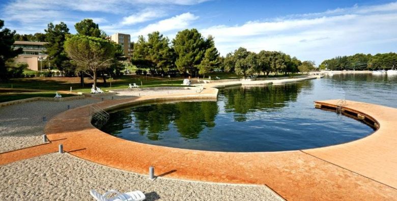 Hotel Molindrio Plava Laguna  First minute obiteljsko ljeto u Porecu Porec Istra Hrvatska  1 169 EUR  7x nocenje u Economy sobi za 2 osobe 1 dijete do 11 99 godina i 1 dijete do 4 99 godina besplatno  Polupansion