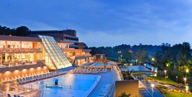 Hotel Molindrio Plava Laguna  First minute obiteljsko ljeto u Porecu Porec Istra Hrvatska  1 179 EUR  5x nocenje u Economy sobi za 2 osobe 1 dijete do 11 99 godina i 1 dijete do 4 99 godina besplatno  Polupansion