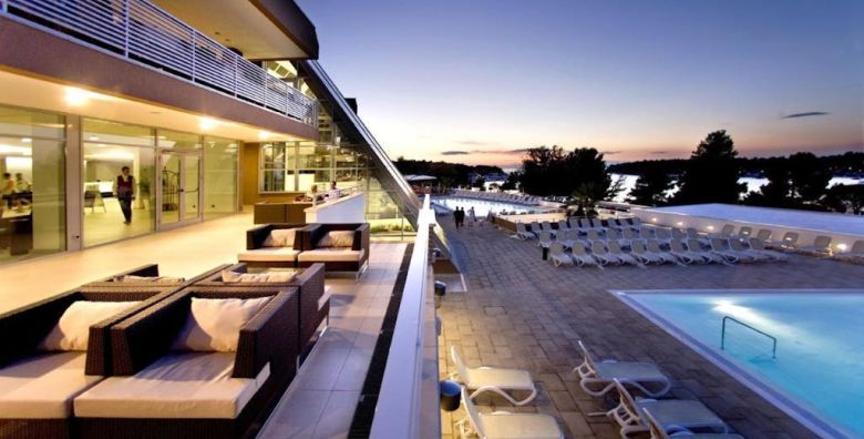 Hotel Molindrio Plava Laguna  First minute obiteljski rujan u Porecu Porec Istra Hrvatska  305 EUR  3x nocenje u Economy sobi za 2 osobe 1 dijete do 11 99 godina i 1 dijete do 4 99 godina besplatno  Polupansion