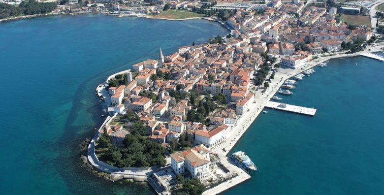 Hotel Plavi Plava Laguna  Obiteljsko ljeto u Porecu Porec Istra Hrvatska  919 EUR  5x nocenje u Classic dvokrevetnoj sobi s balkonom i dodatnim lezajem za 2 osobe 1 dijete do 11 99 godina i 2 dijete do 4 99 godina besplatno  Polupansion