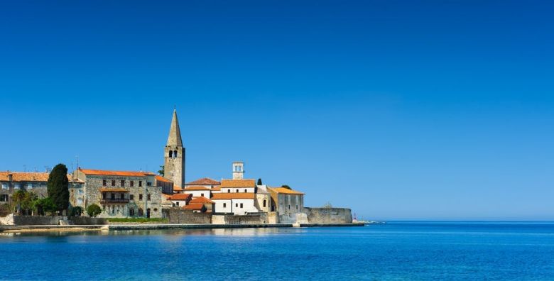 Hotel Plavi Plava Laguna  Obiteljski rujan u Porecu Porec Istra Hrvatska  679 EUR  7x nocenje u Classic dvokrevetnoj sobi s balkonom i dodatnim lezajem za 2 osobe 1 dijete do 11 99 godina i 2 dijete do 4 99 godina besplatno  Polupansion