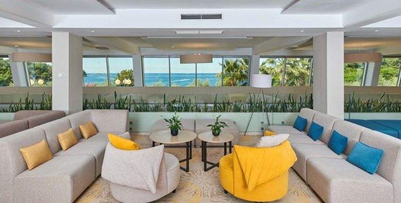 Hotel Plavi Plava Laguna  Obiteljski rujan u Porecu Porec Istra Hrvatska  295 EUR  3x nocenje u Classic dvokrevetnoj sobi s balkonom i dodatnim lezajem za 2 osobe 1 dijete do 11 99 godina i 2 dijete do 4 99 godina besplatno  Polupansion