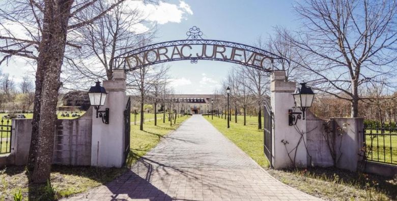 Hotel Dvorac Jurjevec  Advent u Dvorcu Jurjevec Brezane Lekenicke Hrvatska  490 EUR  2x nocenje u dvokrevetnoj Standard sobi za 2 osobe Polupansion