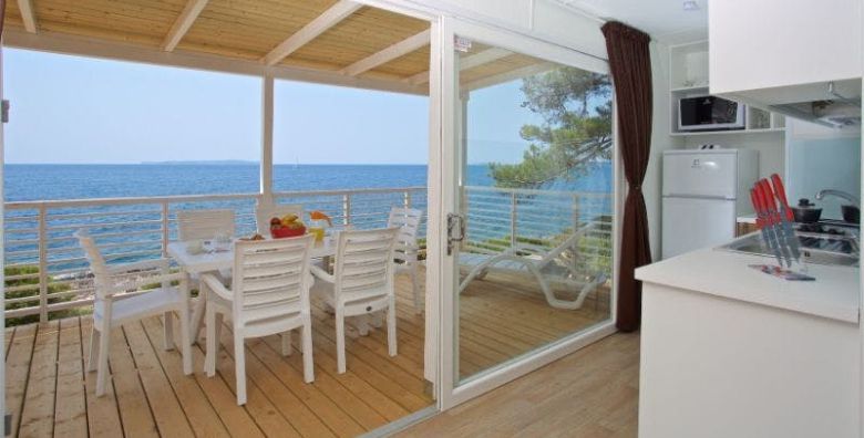 Kamp Cikat  Odmor na Malom Losinju Mali Losinj Hrvatska  258 EUR  4x nocenje u mobilnoj kucici tip C za do 6 osoba 5 odraslih osoba i 1 dijete do 9 99 godina  Koristenje posteljine i rucnika