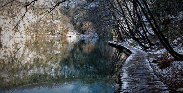 Camping Plitvice  Kratak obiteljski zimski odmor s ulazom u Plitvice Smoljanac Plitvicka jezera Hrvatska  150 EUR  1x nocenje u Premium mobilnim kucicama za 4 osobe Dorucak od svjezih lokalnih namirnica