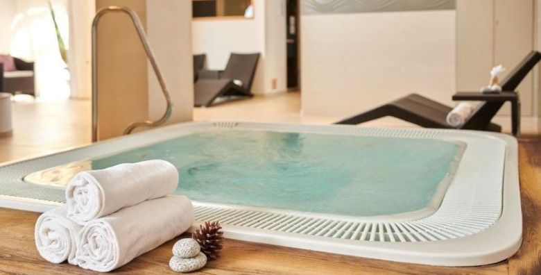 Hotel Molindrio Plava Laguna  Obiteljsko zimsko wellness opustanje u Porecu Porec Istra Hrvatska  209 EUR  2x nocenje u Economy sobi za 2 osobe 1 dijete do 11 99 godina i 1 dijete do 4 99 godina besplatno  Polpenzion