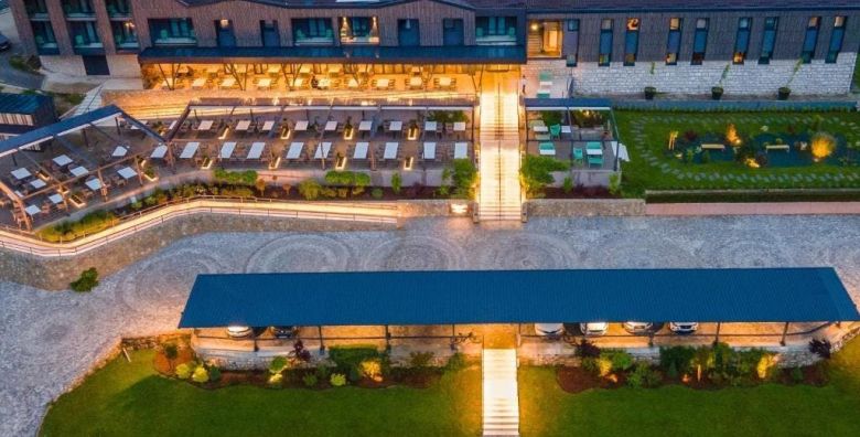 Hotel Plivsko jezero  Obiteljski odmor u netaknutoj prirodi uz Plivsko jezero Jajce Bosna i Hercegovina  84 EUR  1x nocenje u obiteljskoj sobi za 4 osobe Dorucak