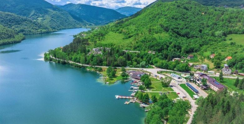 Hotel Plivsko jezero  Obiteljski odmor u netaknutoj prirodi uz Plivsko jezero s polupansionom Jajce Bosna i Hercegovina  133 EUR  1x nocenje u obiteljskoj sobi za 4 osobe Polupansion