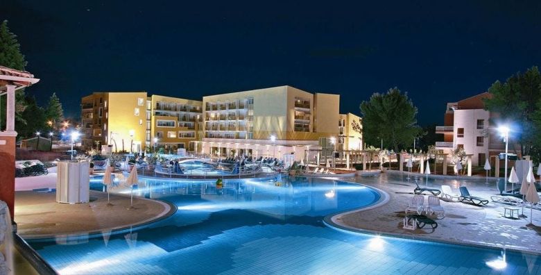 Residence Garden Istra Plava Laguna  First minute obiteljsko ljeto u Istri Umag Istra Hrvatska  576 EUR  3x nocenje u Classic sobi s balkonom pogled park za 2 osobe 1 dijete do 11 99 godina besplatno  Polupansion