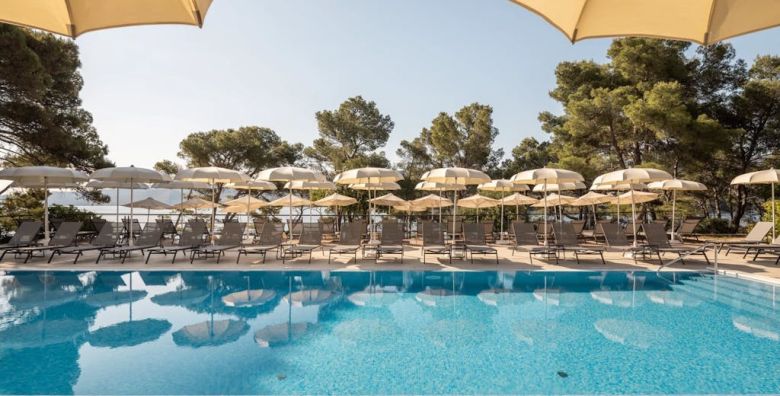 Aminess Younique Senses Resort  First minute all inclusive light pocetak i kraj ljeta na Hvaru Vrboska otok Hvar Hrvatska  299 EUR  2x nocenje u dvokrevetnoj Superior sobi s balkonom za 2 osobe 1 dijete do 9 99 godina i 2 dijete do 2 99 godina besplatno  All inclusive light