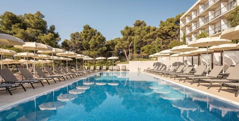 Aminess Younique Senses Resort  First minute all inclusive light pocetak ljeta na Hvaru Vrboska otok Hvar Hrvatska  471 EUR  3x nocenje u dvokrevetnoj Superior sobi s balkonom za 2 osobe 1 dijete do 9 99 godina i 2 dijete do 2 99 godina besplatno  All inclusive light