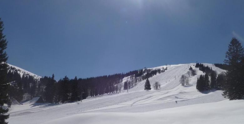 Gostisce Macesen  Zima kod skijalista Soriska planina  Odmor tijekom vikenda Spodnja Sorica Slovenija  268 EUR  2x nocenje u obiteljskoj sobi za 4 osobe Dorucak