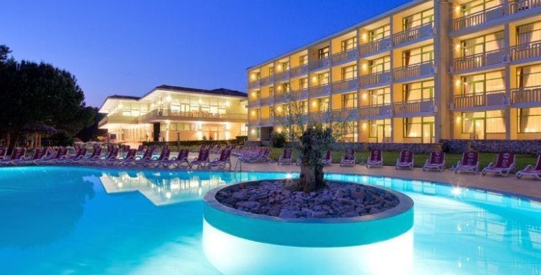 Hotel Aurora Plava Laguna  Obiteljsko all inclusive ljeto uz more Umag Istra Hrvatska  1 064 EUR  5x nocenje u dvokrevetnoj Economy sobi s francuskim krevetom i balkonom pogled park za 2 osobe All inclusive