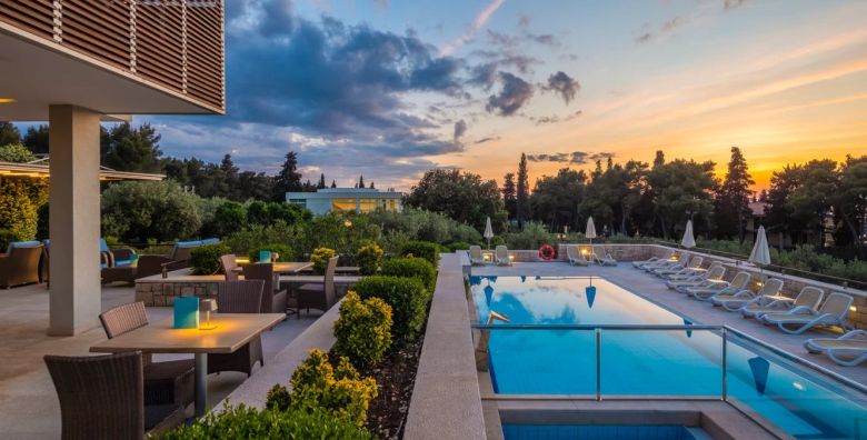 Aminess Vival Velaris Resort  Obiteljsko first minute proljece i jesen na Bracu Supetar otok Brac Dalmacija Hrvatska  233 EUR  2x nocenje u dvokrevetnoj Superior sobi s balkonom pogled park za 2 osobe 1 dijete do 9 99 godina i 2 dijete do 2 99 godina besplatno  Polupansion