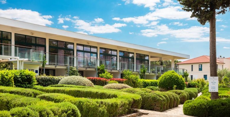 Aminess Vival Velaris Resort  Obiteljsko first minute proljece i jesen na Bracu Supetar otok Brac Dalmacija Hrvatska  283 EUR  2x nocenje u dvokrevetnoj Superior sobi s balkonom pogled park za 2 osobe 1 dijete do 9 99 godina i 2 dijete do 2 99 godina besplatno  Polupansion