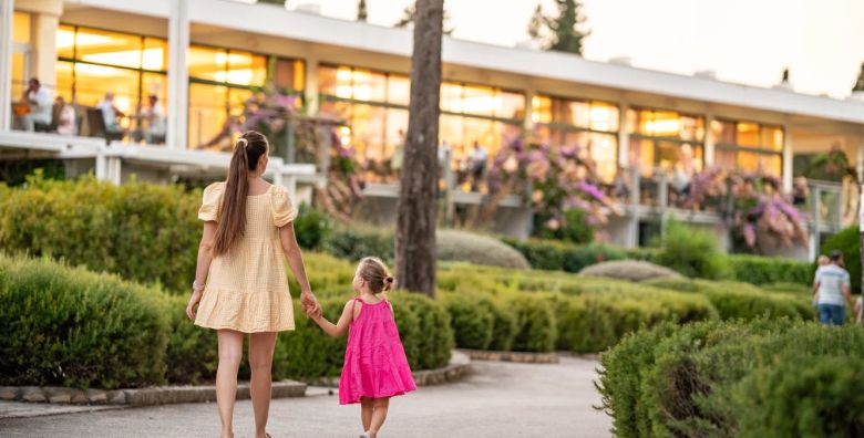 Aminess Vival Velaris Resort  Obiteljski first minute pocetak ljeta na Bracu Supetar otok Brac Dalmacija Hrvatska  698 EUR  4x nocenje u dvokrevetnoj Superior sobi s balkonom pogled park za 2 osobe 1 dijete do 9 99 godina i 2 dijete do 2 99 godina besplatno  Polupansion