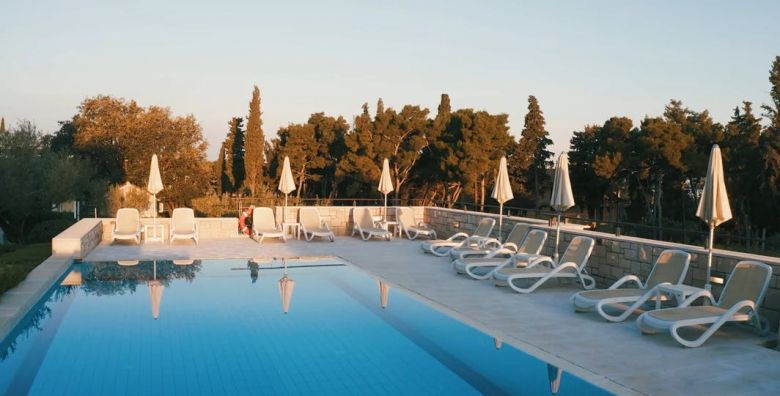 Aminess Vival Velaris Resort  Obiteljsko first minute ljeto na Bracu Supetar otok Brac Dalmacija Hrvatska  762 EUR  4x nocenje u dvokrevetnoj Superior sobi s balkonom pogled park za 2 osobe 1 dijete do 9 99 godina i 2 dijete do 2 99 godina besplatno  Polupansion
