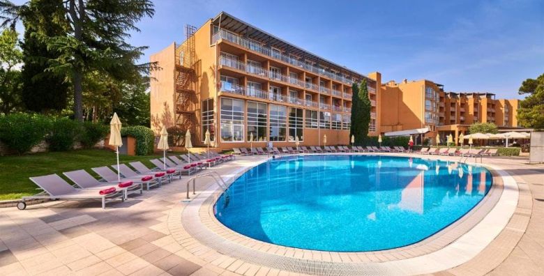 Hotel Umag Plava Laguna  First minute ljeto uz obalu Umag Istra Hrvatska  753 EUR  5x nocenje u dvokrevetnoj Classic sobi s balkonom pogled park za 2 osobe dijete do 4 99 godina besplatno  Polupansion