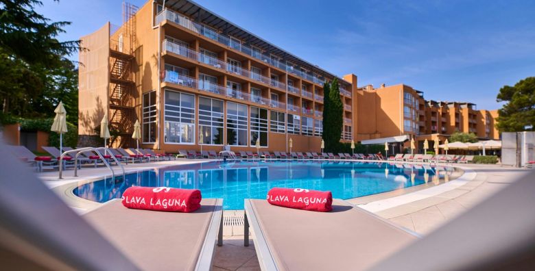 Hotel Umag Plava Laguna  First minute ljeto uz obalu Umag Istra Hrvatska  856 EUR  5x nocenje u dvokrevetnoj Classic sobi s balkonom pogled park za 2 osobe dijete do 4 99 godina besplatno  Polupansion
