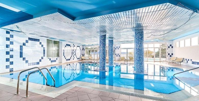 Mediteran Maradiso Hotel by Aminess  Obiteljski first minute odmor u Crikvenici Crikvenica Hrvatska  172 EUR  2x nocenje u dvokrevetnoj Comfort sobi s balkonom za 2 osobe 1 dijete do 9 99 godina i 1 dijete do 2 99 godina besplatno  Polupansion