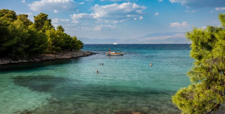 Aminess Vival Velaris Resort  Obiteljsko first minute ljeto na Bracu Supetar otok Brac Dalmacija Hrvatska  983 EUR  4x nocenje u dvokrevetnoj Superior sobi s balkonom pogled park za 2 osobe 1 dijete do 9 99 godina i 2 dijete do 2 99 godina besplatno  Polupansion